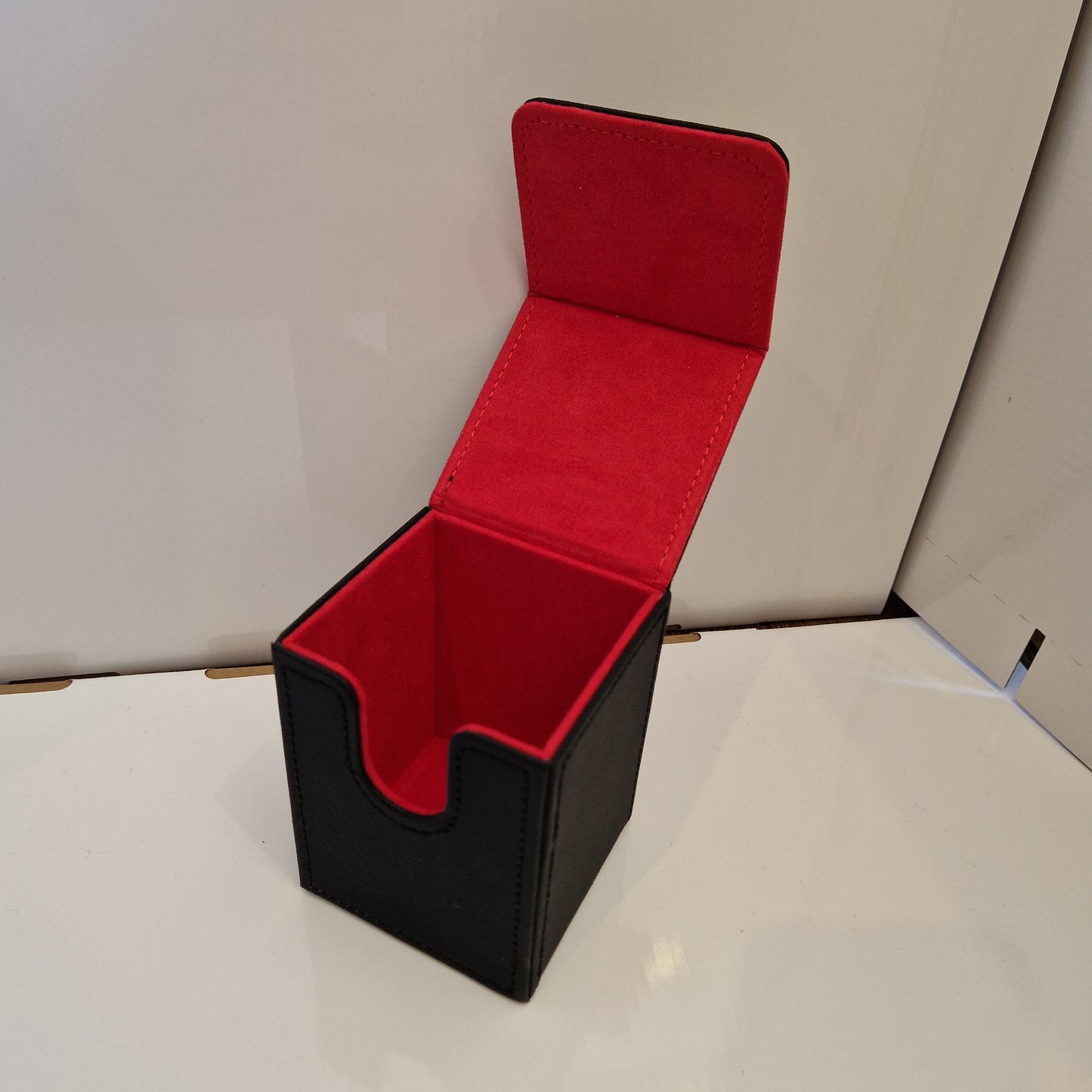 Black Magnetic Deck Box, Red Interior - 100 Cards